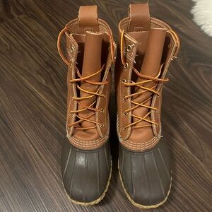 Women’s brown leather 8” bean boot
Size 6 M